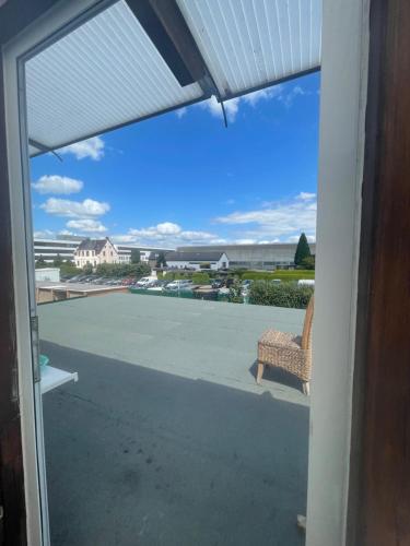 een veranda met een stoel en uitzicht op een patio bij Zimmer in Ein Haus mit Waschmaschine in Mönchengladbach