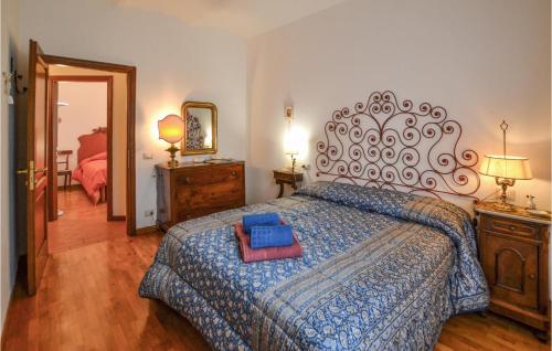 阿雷佐的住宿－Lovely Apartment In Arezzo With Kitchen，一间卧室配有一张带蓝色棉被的大床