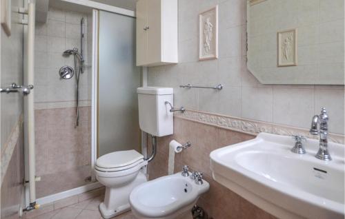 阿雷佐的住宿－Lovely Apartment In Arezzo With Kitchen，一间带卫生间和水槽的浴室