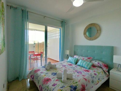 - une chambre avec un lit et 2 serviettes dans l'établissement Apartamento en planta baja, à Estepona