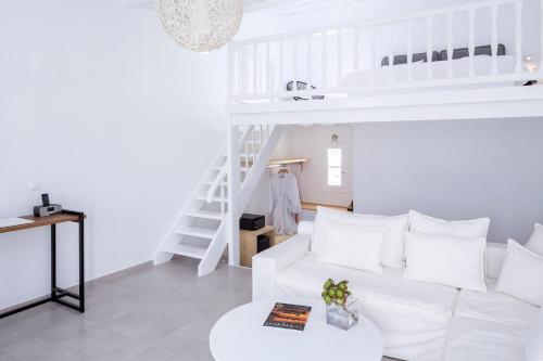 sala de estar con sofá blanco y litera en Pietra e Mare - Mykonos Moments en Kalo Livadi