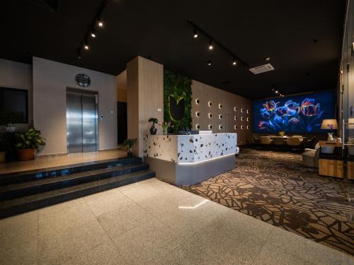 a lobby of a hotel with a bathroom with a tub at ibis Styles Pitesti Arges in Piteşti