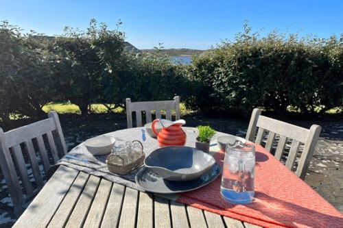 una mesa de picnic con un plato de comida. en Detached cottage overlooking lake in Connemara, en Ballyconneely