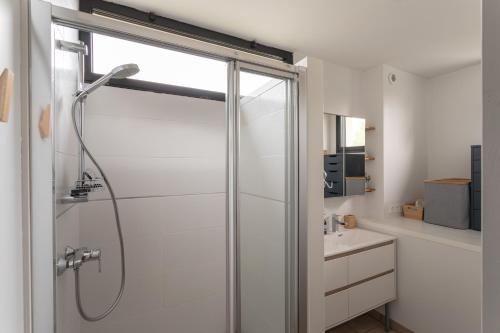 La salle de bains est pourvue d'une douche et d'un lavabo. dans l'établissement La Cocotte - Maison pour 6 quartier Sainte-Thérèse, à Rennes