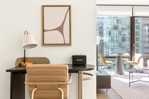 Χώρος καθιστικού στο LIC 2BR w Gym DM Elevator Private Balcony NYC-769
