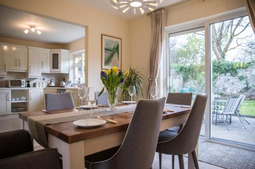 uma cozinha e sala de jantar com mesa e cadeiras em Delightful cottage just steps from Kenmare town em Kenmare