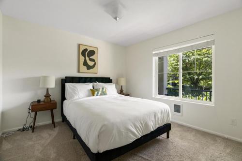 Ένα ή περισσότερα κρεβάτια σε δωμάτιο στο Redmond 1br w parking nr parks schools SEA-691