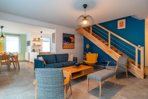 un salon avec un canapé et un escalier dans l'établissement Ty Melen Glaz - 200m de la plage, à Bénodet