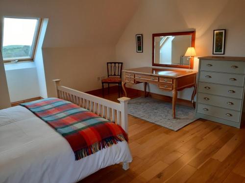 En eller flere senge i et værelse på Stone fronted detached cottage just over 2 miles from Mulranny village