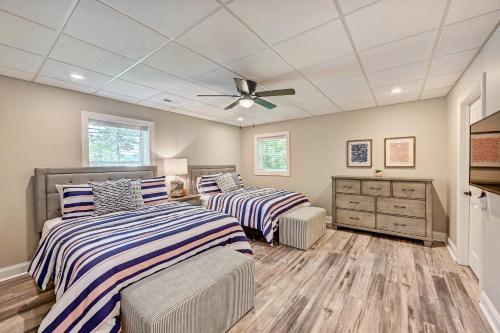 1 dormitorio con 2 camas y ventilador de techo en Winding Down by AvantStay Sleeps 20 Dock View en Troutman