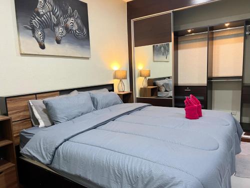 a bedroom with a large bed with a pink box on it at Pattaya Beach Pool Villa At Pattaya in Pattaya South