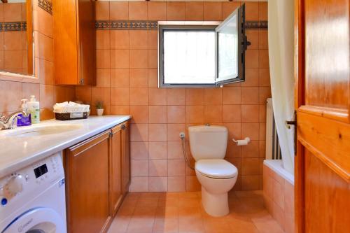 Ένα μπάνιο στο Otzia Bay House, 5 minutes walking distance from the beach