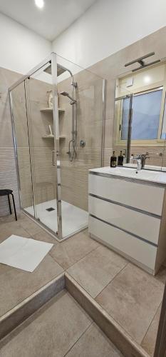 カターニアにあるLU&TO HOUSE CATANIAのバスルーム(シャワー、シンク付)
