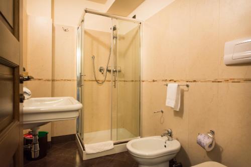a bathroom with a shower and a toilet and a sink at Antica Stazione in Chiaramonte Gulfi