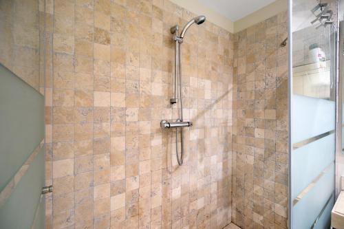 baño con ducha y puerta de cristal en Apartamento Villanueva Golf en Puerto Real