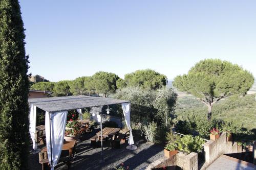 a gazebo with a table and chairs in a garden at Locanda Mossa Dei Barbari in Buriano