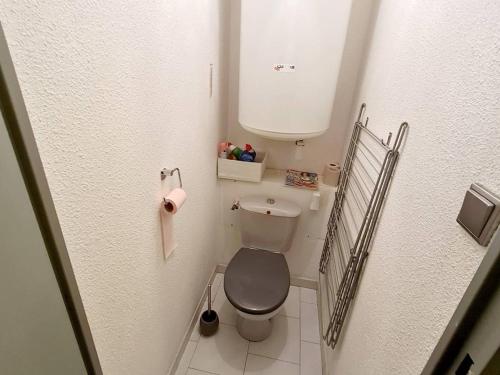 - une petite salle de bains avec toilettes dans une cabine dans l'établissement Appartement Rénové T3: Parking, Wi-Fi, Piscine, Tennis, à 150 m de la Plage et Commerces - FR-1-316-283, à Six-Fours-les-Plages