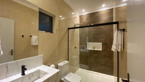 a bathroom with a shower and a toilet at Pousada Nobre Vista in Pirenópolis