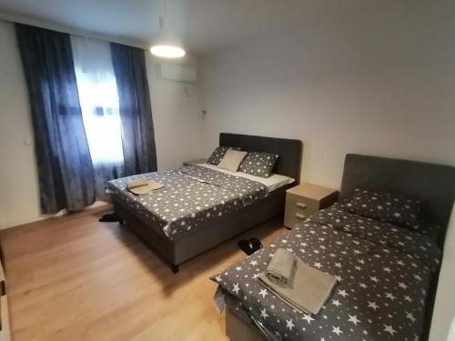 Postel nebo postele na pokoji v ubytování Apartman Ika 3N