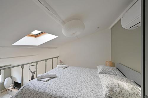 une chambre blanche avec un lit et une fenêtre dans l'établissement LE NOE - AC CLiM - Wi-Fi, à Avignon