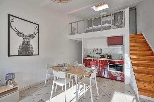 a kitchen with a table and chairs in a room at LE NOE - AC CLiM - Wi-Fi in Avignon
