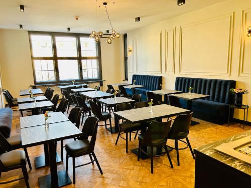 a restaurant with tables and chairs in a room at Motel Blue Messe in Berlin