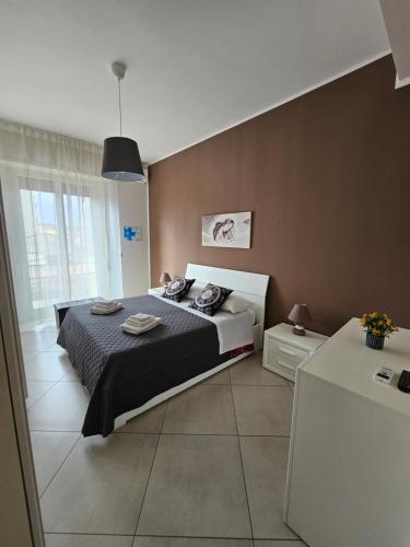 1 dormitorio con 1 cama grande con manta negra en LU&TO HOUSE CATANIA en Catania