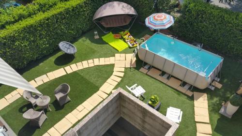 een luchtzicht op een achtertuin met een zwembad bij B&B Ai Prati in Bergamo