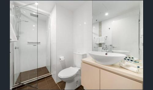 e bagno con servizi igienici, lavandino e doccia. di Hi 5 star Adelaide City Luxury Oasis a Adelaide