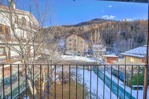 - une vue sur la neige depuis le balcon d'une maison dans l'établissement Appartamento Zia Anna and Appartamento Nonna Lidia Ski - Happy Rentals, à Sauze dʼOulx