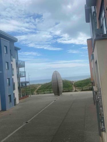 un grand objet situé sur le côté d'un bâtiment dans l'établissement 2 Bed Beach-House. Footsteps to Seafront & SA1 Marina, à Swansea