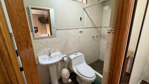 Ένα μπάνιο στο Hostal Tinkoj