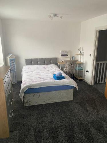 - une chambre avec un lit et une commode dans l'établissement 2 Bed Beach-House. Footsteps to Seafront & SA1 Marina, à Swansea