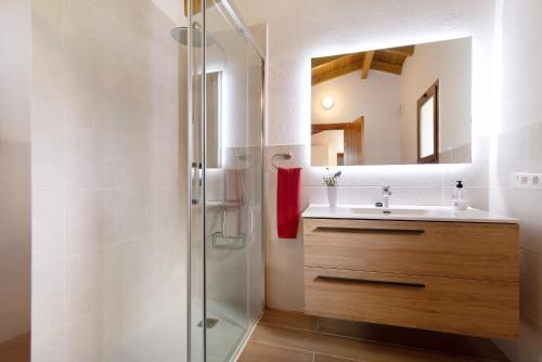 a bathroom with a sink and a shower at La Casita de Abuela Paula in Valleseco