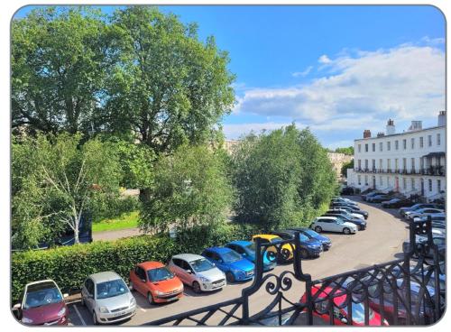 un montón de autos estacionados en un estacionamiento en The Dulwich en Cheltenham