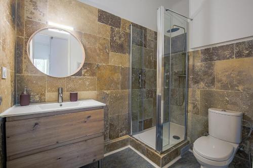 une salle de bain avec toilettes et douche en verre dans l'établissement Appartement lumineux et central Vieux-Port, Opéra, à Marseille