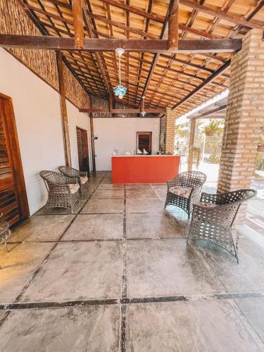 een lobby met stoelen en een rode balie in een gebouw bij Villa Camboa - Barrinha de baixo - Ceará in Barrinha