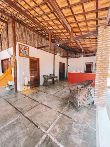 een grote kamer met stoelen en een tafel bij Villa Camboa - Barrinha de baixo - Ceará in Barrinha