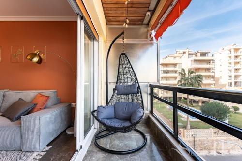 - une terrasse couverte avec un hamac et un canapé dans l'établissement First line , Cosy and Comfortable + Swimming pool, à Torremolinos