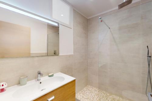 La salle de bains est pourvue d'un lavabo et d'une douche. dans l'établissement Loft Victor Hugo 73 Fshh, à Nice