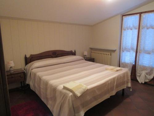 um quarto com uma cama com duas toalhas em Il Bric em Viola