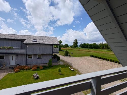 uma vista para um celeiro a partir do alpendre de uma casa em Četri Vēji em Jūrkalne