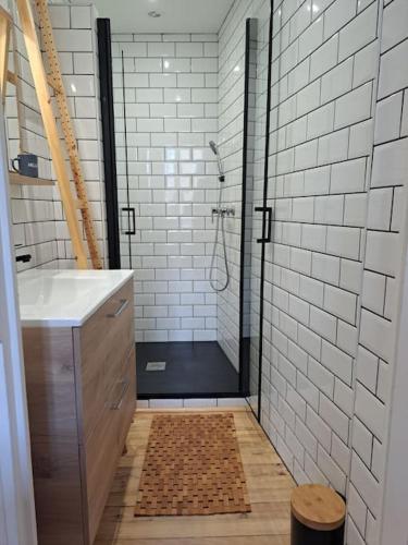 une salle de bain avec douche et lavabo dans l'établissement Le Sept, à Alès