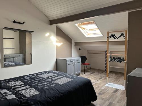 une chambre avec un lit, une coiffeuse et un miroir dans l'établissement Le Sept, à Alès