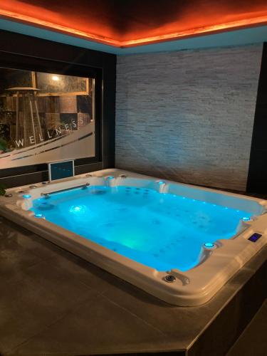 a jacuzzi tub in a hotel room at Pause Thermale in Herstal