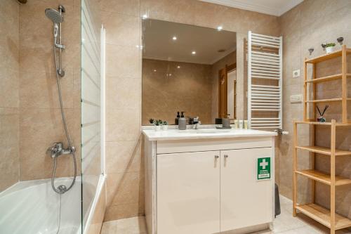 uma casa de banho com um lavatório branco e um chuveiro em Akicity Santa Apolónia Green em Lisboa
