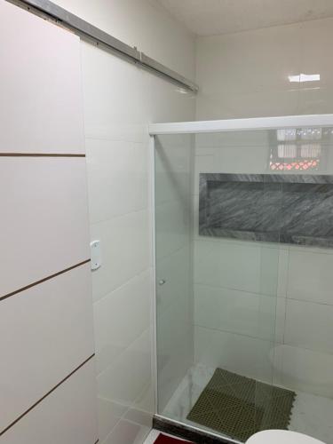 bagno con doccia in vetro e servizi igienici di Saquarema Surf Apê a Saquarema