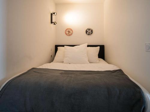 a small bedroom with a bed with white pillows at Appartement Val Thorens, 2 pièces, 4 personnes - FR-1-637-66 in Val Thorens