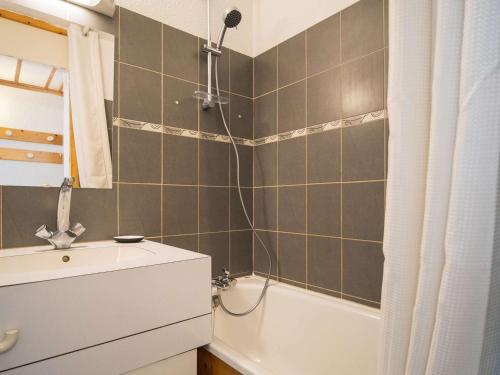 Appartement rénové Val Thorens - 5 pers, balcon, commerces au pied, local à ski