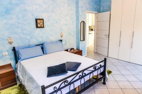 ein Schlafzimmer mit einem großen Bett mit blauen Wänden in der Unterkunft CASA VACANZA FEDERICA in Paratico